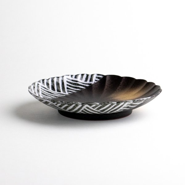 画像4: 金彩地紋 菊割4.5寸皿 (4)