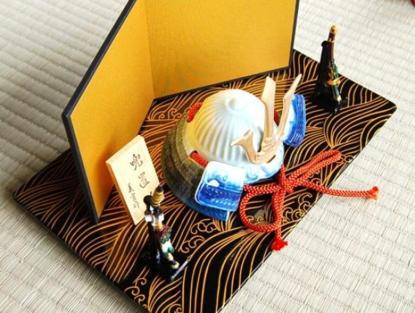 画像2: 勇 かぶと置物(黒彩有田焼台/弓・太刀/屏風 付) (2)