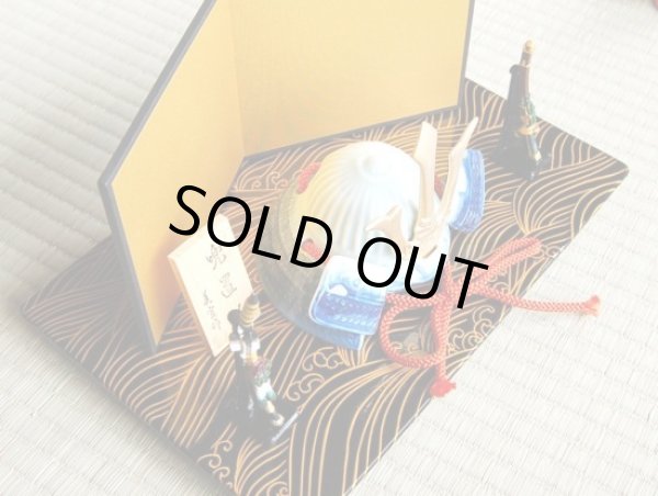 画像2: 勇 かぶと置物（黒彩有田焼台/弓・太刀/屏風 付） (2)