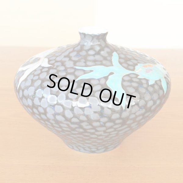 画像3: 鉄釉金魚絵 小花瓶 藤井錦彩 作 (3)