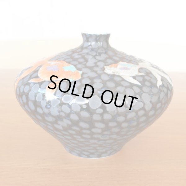 画像6: 鉄釉金魚絵 小花瓶 藤井錦彩 作 (6)