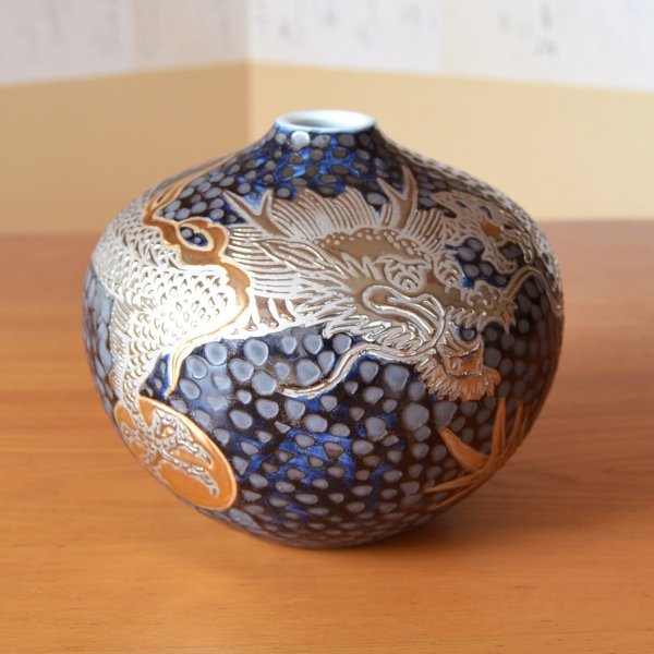 画像1: 鉄釉 プラチナ彩 龍絵 小花瓶 藤井錦彩 作 (1)