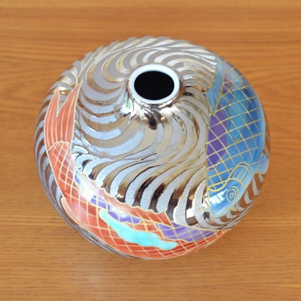 画像4: プラチナ流水 鯉絵 小花瓶 藤井錦彩 作 (4)