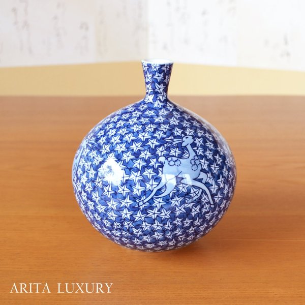 画像1: 染付鹿に紅葉 小花瓶 藤井錦彩 作 (1)