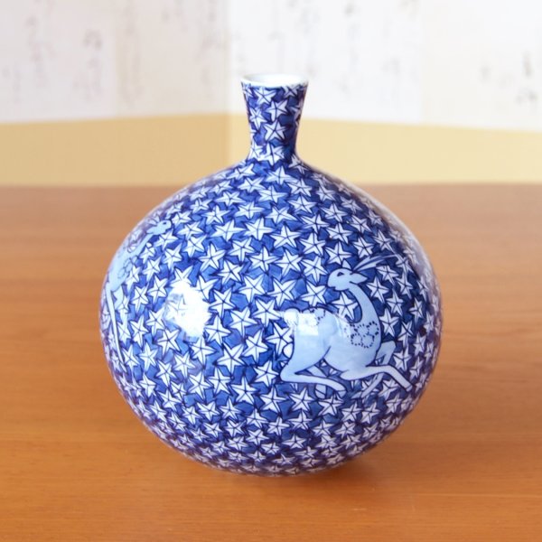 画像2: 染付鹿に紅葉 小花瓶 藤井錦彩 作 (2)