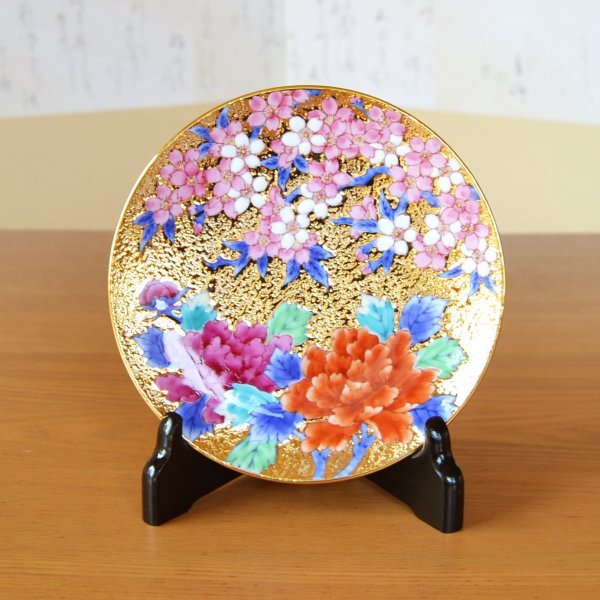 画像1: 金彩牡丹桜 飾り皿 皿立付き 金龍窯 作 (1)