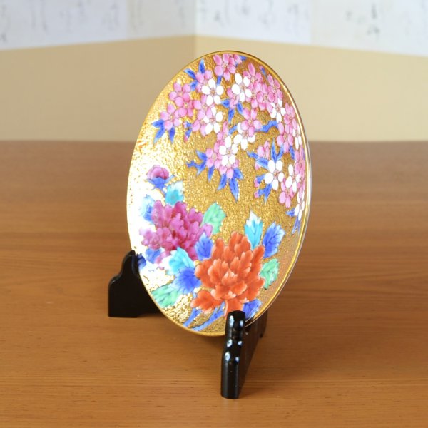 画像2: 金彩牡丹桜 飾り皿 皿立付き 金龍窯 作 (2)