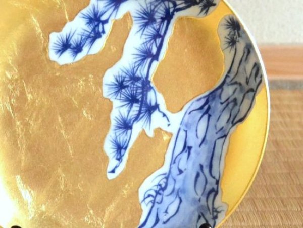 画像2: 金襴手(金箔)松 6寸飾皿(19cm)(皿立 / 木箱付) (2)