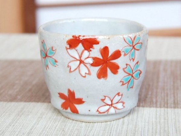 画像2: 赤絵桜ちらし ぐい飲み（木箱入） (2)