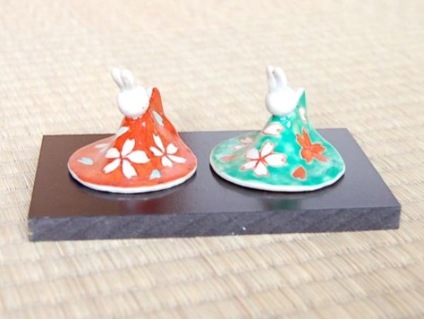 画像2: 手びねり赤絵 うさぎ雛 （屏風付） (2)