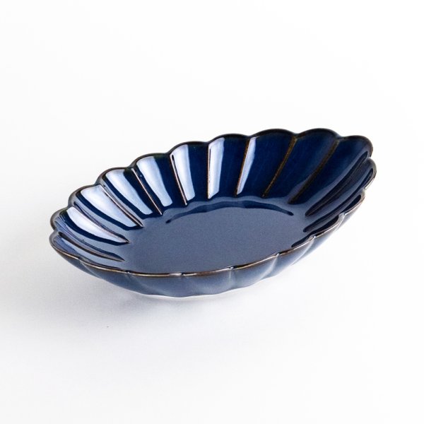 群青　菊彫楕円鉢