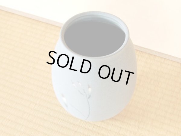 画像2: 象嵌草花 なつめ型花瓶(木箱付) (2)