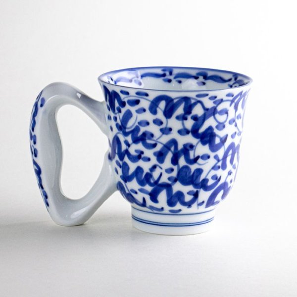 画像2: 持ちやすい!淡彩唐草 ビッグハンドルマグカップ (2)