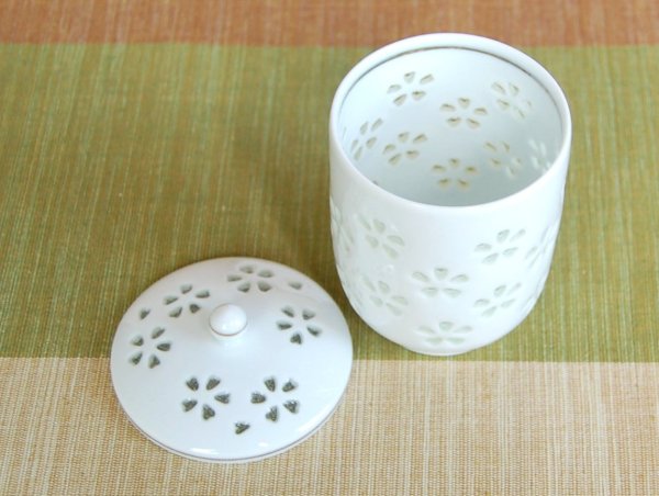 画像2: 水晶彫花詰 （小）蓋付き湯呑 (2)