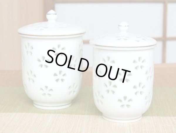 画像2: 水晶彫花詰 （ペア）蓋付湯呑（木箱入） (2)