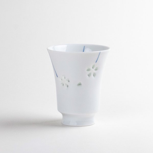 画像2: 【名入れ・名前入り】水晶彫花あそび(青)湯呑 (2)