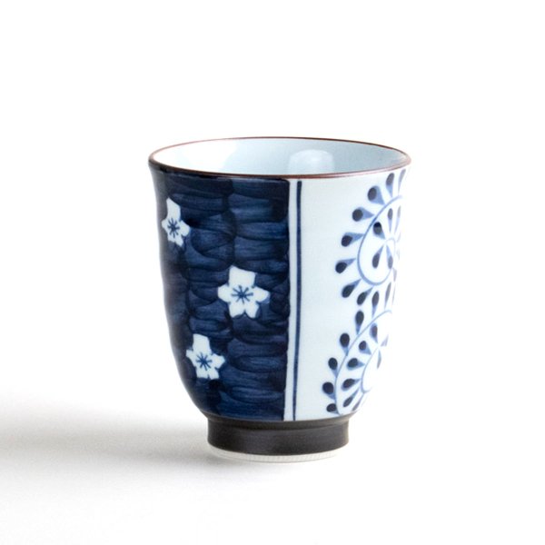 画像2: 【名入れ・名前入り】梅濃唐草 (青)湯呑 (2)