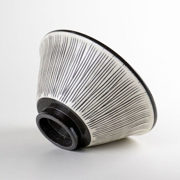 画像4: 線彫り(黒)茶碗 (4)