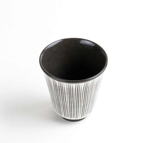 画像2: 線彫り(黒)湯呑 (2)