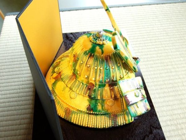 画像2: 【作家物】三彩(特大) かぶと置物(屏風/木台 付) 横石嘉助 作 (2)