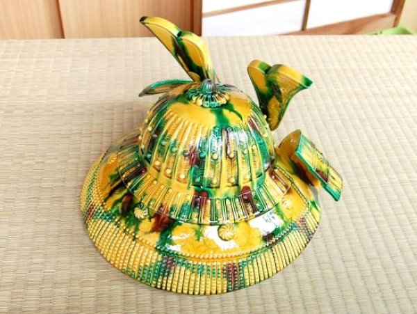 画像4: 【作家物】三彩(特大) かぶと置物(屏風/木台 付) 横石嘉助 作 (4)