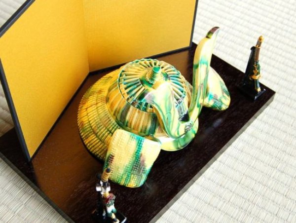 画像2: 【作家物】三彩(小) かぶと置物(弓・太刀/屏風/木台 付) 横石嘉助 作 (2)