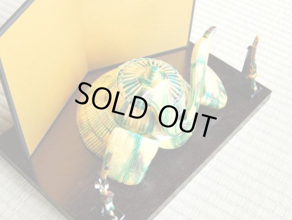 画像2: 【作家物】三彩（小） かぶと置物（弓・太刀/屏風/木台 付） 横石嘉助 作 (2)