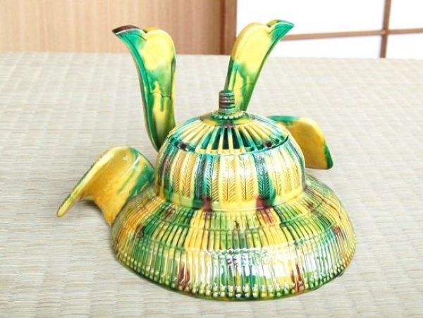 画像3: 【作家物】三彩(小) かぶと置物(弓・太刀/屏風/木台 付) 横石嘉助 作 (3)