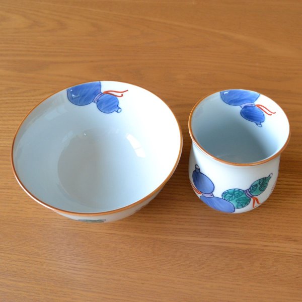 画像5: 還暦祝い 無病息災を願った縁起物ギフト 有田焼 湯呑み 茶碗 飯碗 セット 鍋島六瓢 青 メッセージカード付き・還暦のし付き 木箱入り (5)