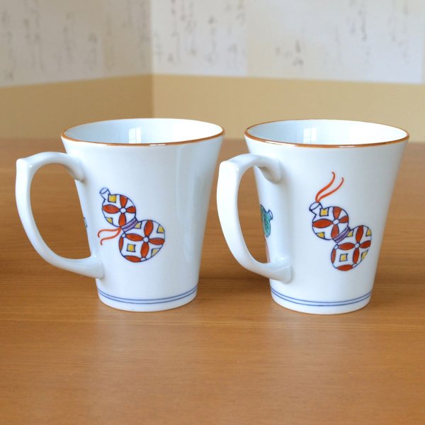 画像4: 還暦祝い 無病息災を願った縁起物ギフト 有田焼 マグカップ ペア 鍋島六瓢 メッセージカード付き・還暦のし付き 木箱入り (4)