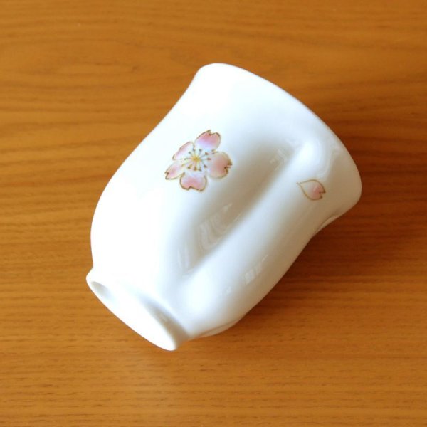 画像5: 古希祝い 女性 プレゼント 桜の花びら形になる 湯呑み 有田焼 舞さくら ピンク メッセージカード付き 古希のし付き 長寿の木箱入り (5)