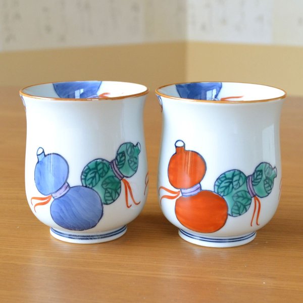 画像3: 古希 プレゼント 無病息災を願った縁起物ギフト 有田焼 湯呑み ペア 夫婦湯呑 鍋島六瓢 メッセージカード付き・古希のし付き 木箱入り (3)