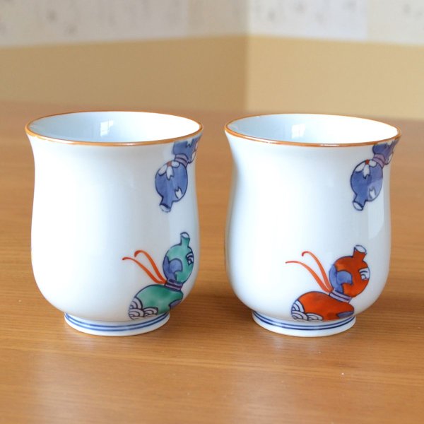 画像4: 古希 プレゼント 無病息災を願った縁起物ギフト 有田焼 湯呑み ペア 夫婦湯呑 鍋島六瓢 メッセージカード付き・古希のし付き 木箱入り (4)