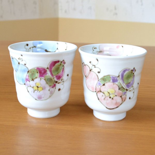 画像3: 古希 プレゼント 無病息災を願った縁起物ギフト 有田焼 湯呑み ペア 夫婦湯呑 花六瓢 メッセージカード付き・古希のし付き 木箱入り (3)