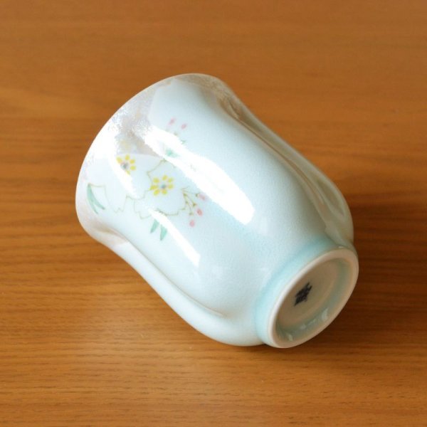 画像5: 喜寿祝い 男性 プレゼント 桜の花びら形になる 湯呑み 有田焼 華の舞 薄緑 メッセージカード付き 喜寿のし付き 長寿の木箱入り (5)