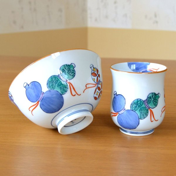 画像4: 喜寿のお祝い 無病息災を願った縁起物ギフト 有田焼 湯呑み 茶碗 飯碗 セット 鍋島六瓢 青 メッセージカード付き・喜寿のし付き 木箱入り (4)