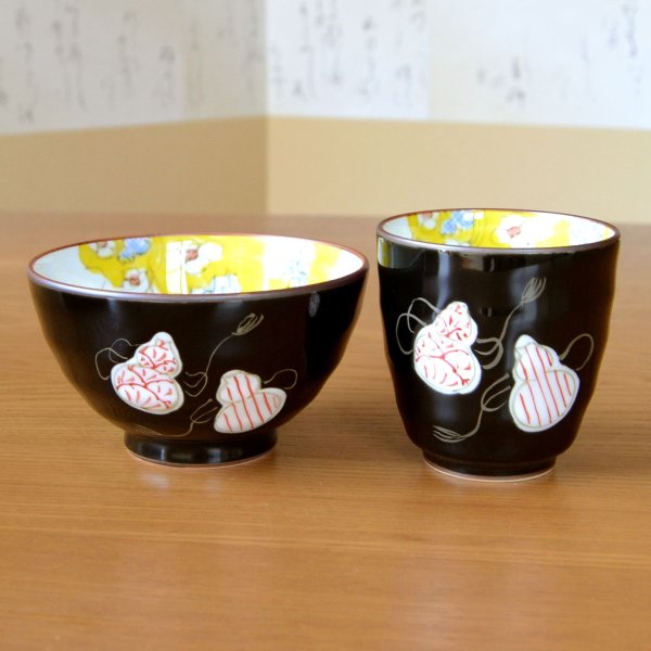 画像3: 喜寿 プレゼント 無病息災を願った縁起物ギフト 有田焼 湯呑み 茶碗 飯碗 セット 六瓢色彩 赤 メッセージカード付き・喜寿のし付き 木箱入り (3)