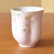 画像3: 傘寿祝い 女性 プレゼント 桜の花びら形になる 湯呑み 有田焼 華の舞 ピンク メッセージカード付き 傘寿のし付き 長寿の木箱入り (3)