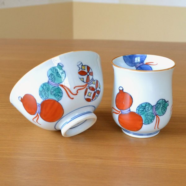 画像4: 傘寿祝い プレゼント 無病息災を願った縁起物ギフト 有田焼 湯呑み 茶碗 飯碗 セット 鍋島六瓢 赤 メッセージカード付き・傘寿のし付き 木箱入り (4)