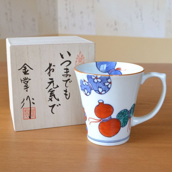 画像2: 傘寿祝い プレゼント 無病息災を願った縁起物ギフト 有田焼 マグカップ 鍋島六瓢 赤 傘寿熨斗・メッセージカード付き 木箱入り (2)