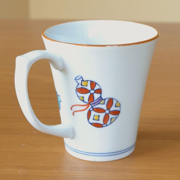 画像4: 傘寿祝い プレゼント 無病息災を願った縁起物ギフト 有田焼 マグカップ 鍋島六瓢 赤 傘寿熨斗・メッセージカード付き 木箱入り (4)