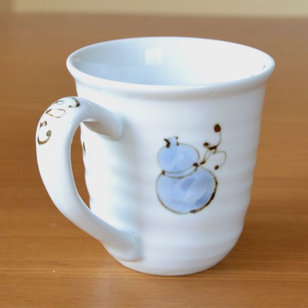 画像4: 傘寿祝い プレゼント 無病息災を願った縁起物ギフト 有田焼 マグカップ 花六瓢 青 傘寿熨斗・メッセージカード付き 木箱入り (4)