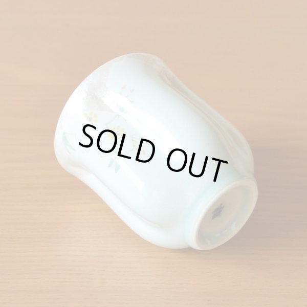 画像5: 米寿祝い 男性 プレゼント 桜の花びら形になる 湯呑み 有田焼 華の舞 薄緑 メッセージカード付き 米寿のし付き 長寿の木箱入り (5)