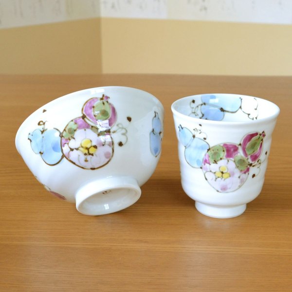 画像3: 米寿のお祝い 無病息災を願った縁起物ギフト 有田焼 湯呑み 茶碗 飯碗 セット 花六瓢 青 メッセージカード付き・米寿のし付き 木箱入り (3)