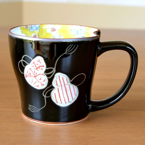 画像3: 米寿 お祝い 贈り物 マグカップ 無病息災を願った縁起物ギフト 有田焼 六瓢色彩 赤 米寿熨斗・メッセージカード付き 木箱入り (3)