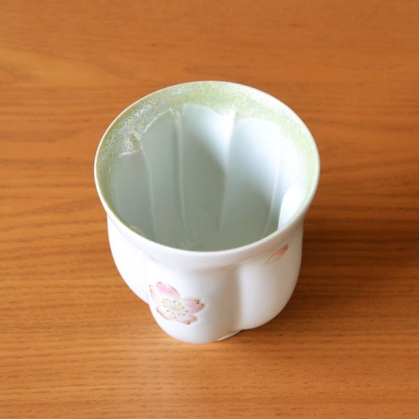 画像4: 卒寿祝い 男性 プレゼント 桜の花びら形になる 湯呑み 有田焼 舞さくら グリーン メッセージカード付き 卒寿のし付き 長寿の木箱入り (4)