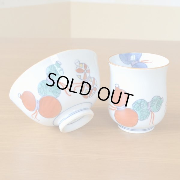 画像4: 卒寿祝い 無病息災を願った縁起物ギフト 有田焼 湯呑み 茶碗 飯碗 セット 鍋島六瓢 赤 メッセージカード付き・卒寿のし付き 木箱入り (4)