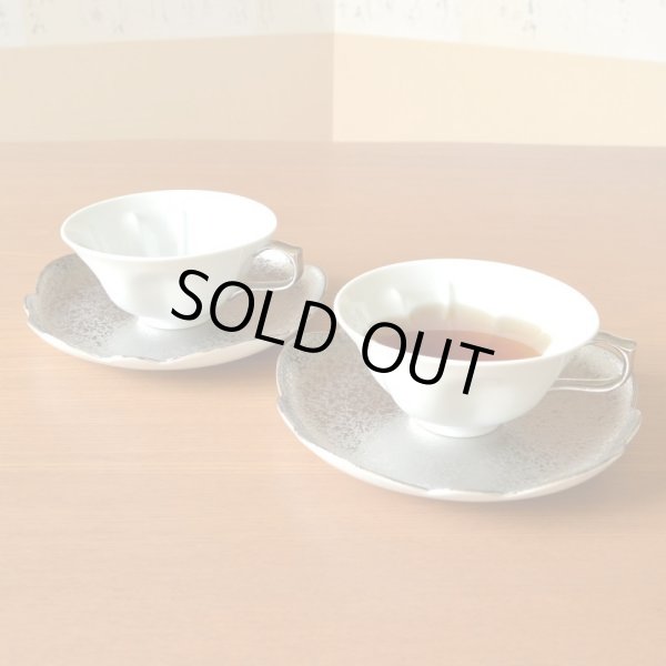 画像2: 銀婚式 プレゼント 有田焼 桜の形が浮かび上がる カップ＆ソーサー ペアー 銀彩 桜ティーカップ碗皿 のし・メッセージカード付き 化粧箱入り (2)