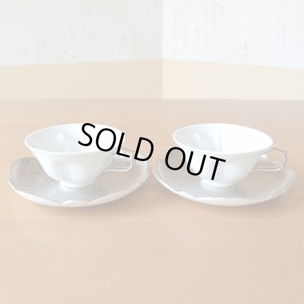 画像3: 銀婚式 プレゼント 有田焼 桜の形が浮かび上がる カップ＆ソーサー ペアー 銀彩 桜ティーカップ碗皿 のし・メッセージカード付き 化粧箱入り (3)