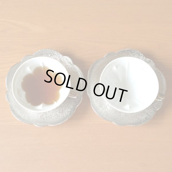 画像4: 銀婚式 プレゼント 有田焼 桜の形が浮かび上がる カップ＆ソーサー ペアー 銀彩 桜ティーカップ碗皿 のし・メッセージカード付き 化粧箱入り (4)